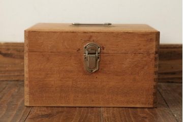 アンティーク　ナラ材　ペイント　レトロで可愛らしい救急箱(薬箱、木箱、裁縫箱、小物収納箱)(R-038376)