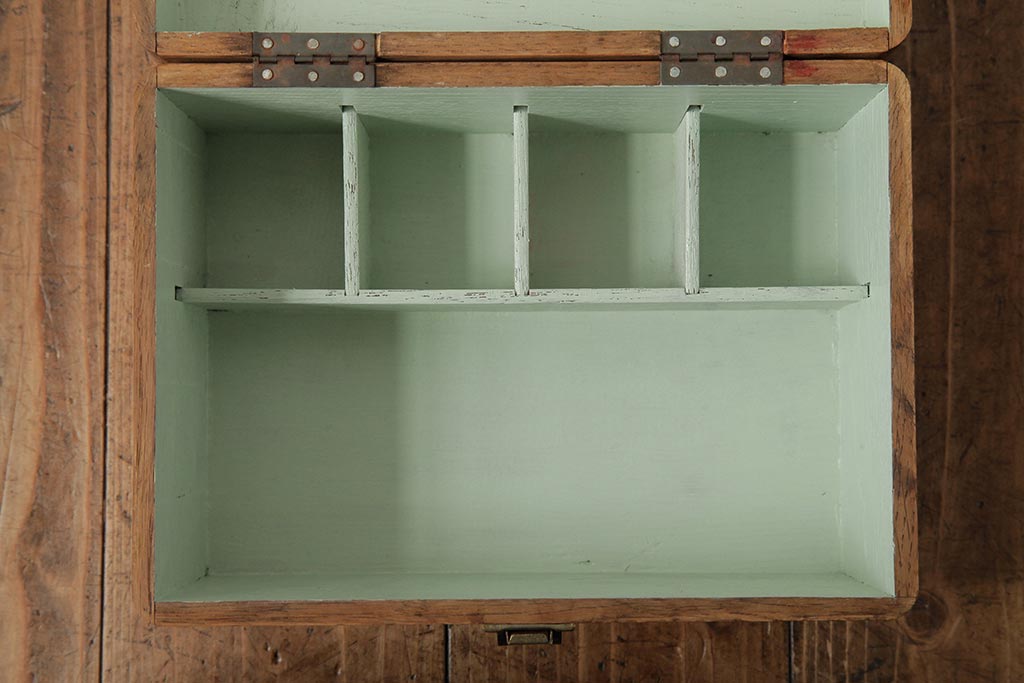 アンティーク　ナラ材　ペイント　レトロで可愛らしい救急箱(薬箱、木箱、裁縫箱、小物収納箱)(R-038376)