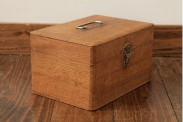 アンティーク　ナラ材　ペイント　レトロで可愛らしい救急箱(薬箱、木箱、裁縫箱、小物収納箱)(R-038376)