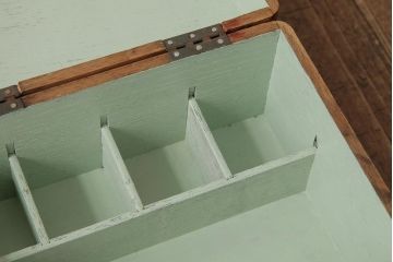 アンティーク　ナラ材　ペイント　レトロで可愛らしい救急箱(薬箱、木箱、裁縫箱、小物収納箱)(R-038376)
