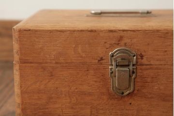 アンティーク　ナラ材　ペイント　レトロで可愛らしい救急箱(薬箱、木箱、裁縫箱、小物収納箱)(R-038376)