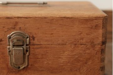 アンティーク　ナラ材　ペイント　レトロで可愛らしい救急箱(薬箱、木箱、裁縫箱、小物収納箱)(R-038376)