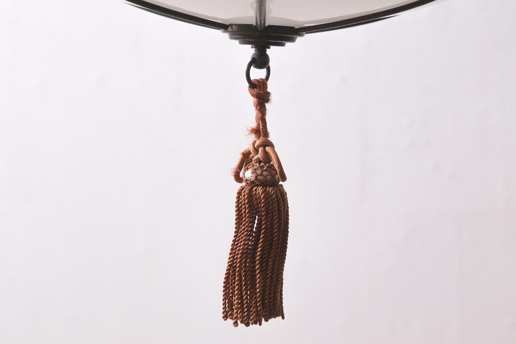 アンティーク照明　タッセル(飾り房)付き　雪洞型　菊菱模様が和の雰囲気を引き立てる天井照明(吊り下げ照明、電笠)(R-038378)