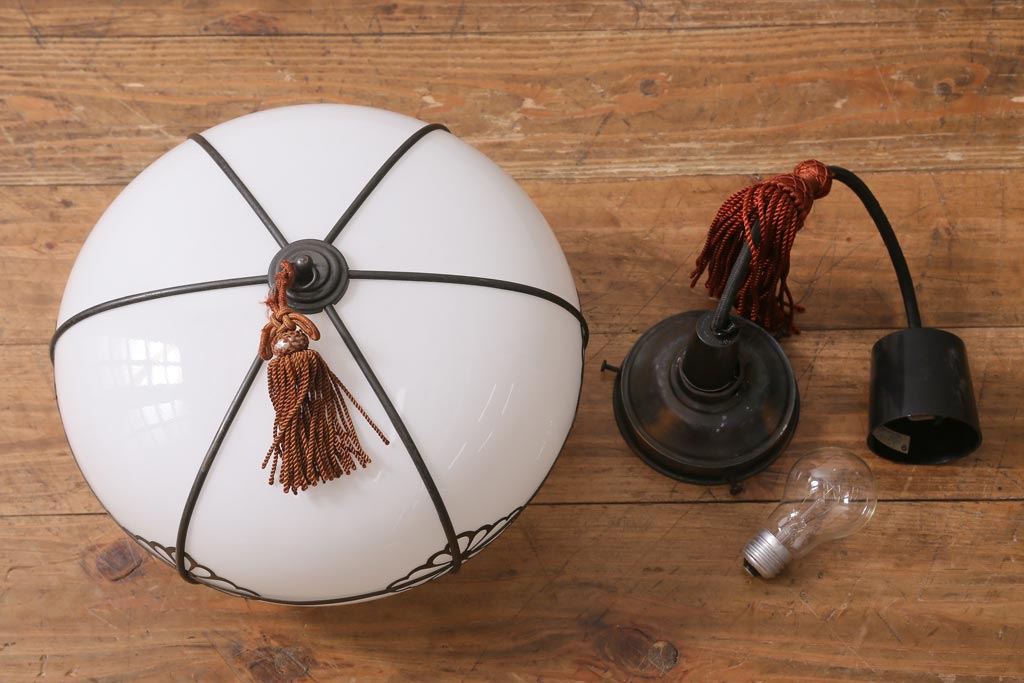 アンティーク照明　タッセル(飾り房)付き　雪洞型　菊菱模様が和の雰囲気を引き立てる天井照明(吊り下げ照明、電笠)(R-038378)