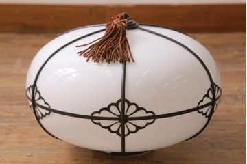 アンティーク照明　タッセル(飾り房)付き　雪洞型　菊菱模様が和の雰囲気を引き立てる天井照明(吊り下げ照明、電笠)(R-038378)