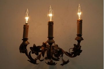 ヴィンテージ照明　フランスビンテージ　真鍮製　3灯　花の装飾がすてきなウォールランプ(壁掛け照明、壁付け照明)(R-038379)