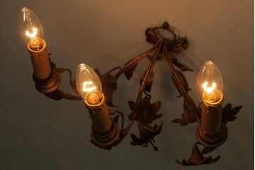 ヴィンテージ照明　フランスビンテージ　真鍮製　3灯　花の装飾がすてきなウォールランプ(壁掛け照明、壁付け照明)(R-038379)