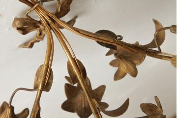 ヴィンテージ照明　フランスビンテージ　真鍮製　3灯　花の装飾がすてきなウォールランプ(壁掛け照明、壁付け照明)(R-038379)