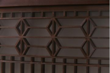 ラフジュ工房オリジナル　古建具リメイク　すりガラス入り　組子模様が風情漂う脚付き戸棚(書院戸、キャビネット、テレビ台、テレビボード)(R-038383)