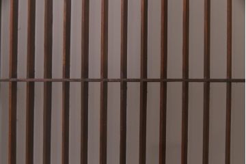 ラフジュ工房オリジナル　古建具リメイク　すりガラス入り　組子模様が風情漂う脚付き戸棚(書院戸、キャビネット、テレビ台、テレビボード)(R-038383)