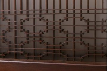ラフジュ工房オリジナル　古建具リメイク　すりガラス入り　組子模様が風情漂う脚付き戸棚(書院戸、キャビネット、テレビ台、テレビボード)(R-038383)