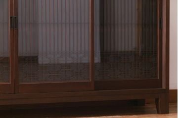 ラフジュ工房オリジナル　古建具リメイク　すりガラス入り　組子模様が風情漂う脚付き戸棚(書院戸、キャビネット、テレビ台、テレビボード)(R-038383)