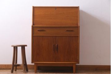 ヴィンテージ家具　北欧ビンテージ　チーク材　木の温もりとデザイン性を兼ね備えたライティングビューロー(簿記机、在宅ワーク、在宅用デスク)(R-038390)