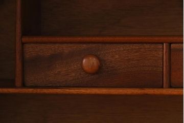 ヴィンテージ家具　北欧ビンテージ　チーク材　木の温もりとデザイン性を兼ね備えたライティングビューロー(簿記机、在宅ワーク、在宅用デスク)(R-038390)