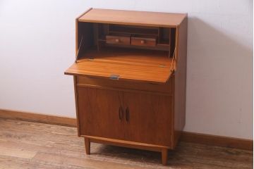 ヴィンテージ家具　北欧ビンテージ　チーク材　木の温もりとデザイン性を兼ね備えたライティングビューロー(簿記机、在宅ワーク、在宅用デスク)(R-038390)