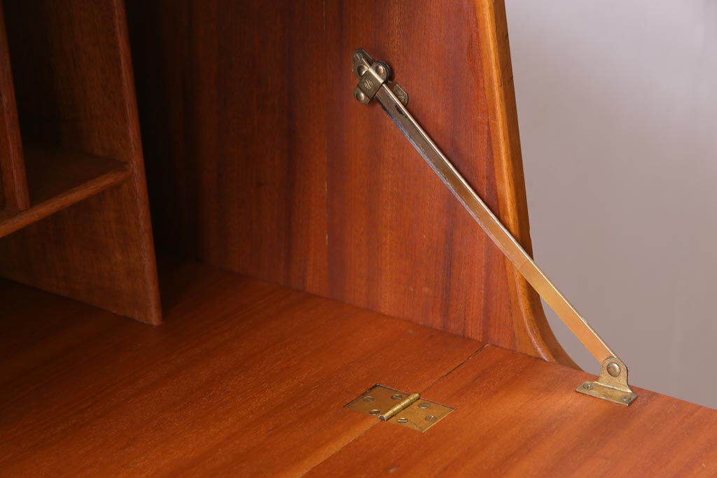 ヴィンテージ家具　北欧ビンテージ　チーク材　木の温もりとデザイン性を兼ね備えたライティングビューロー(簿記机、在宅ワーク、在宅用デスク)(R-038390)