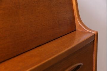 ヴィンテージ家具　北欧ビンテージ　チーク材　木の温もりとデザイン性を兼ね備えたライティングビューロー(簿記机、在宅ワーク、在宅用デスク)(R-038390)