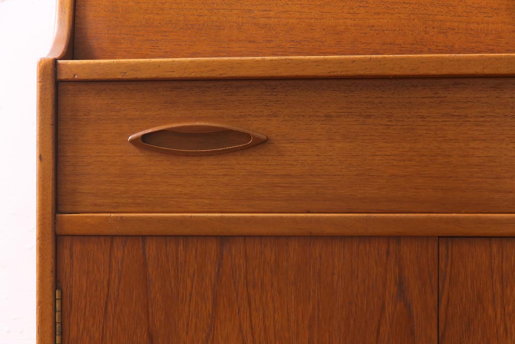 ヴィンテージ家具　北欧ビンテージ　チーク材　木の温もりとデザイン性を兼ね備えたライティングビューロー(簿記机、在宅ワーク、在宅用デスク)(R-038390)