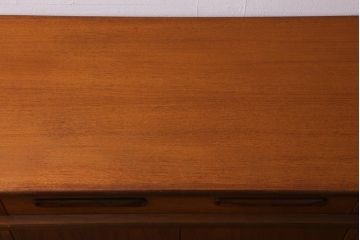 ヴィンテージ家具　イギリスビンテージ　G-PLAN(ジープラン)　Fresco(フレスコ)シリーズ　木の温もりを感じられるサイドボード(サイドキャビネット)(R-038419)