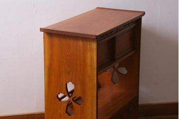 中古　国産　工芸家具　寄木・引き戸　総ケヤキ・中桐材　透かし彫りが愛らしい茶棚(茶箪笥、飾り棚、桐箪笥、桐たんす)(R-038422)