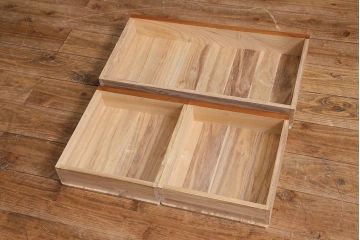 中古　国産　工芸家具　寄木・引き戸　総ケヤキ・中桐材　透かし彫りが愛らしい茶棚(茶箪笥、飾り棚、桐箪笥、桐たんす)(R-038422)