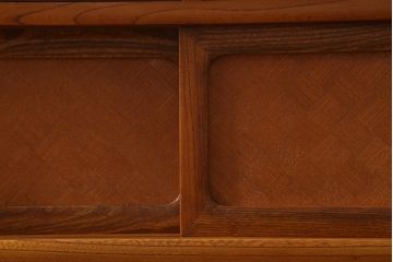 中古　国産　工芸家具　寄木・引き戸　総ケヤキ・中桐材　透かし彫りが愛らしい茶棚(茶箪笥、飾り棚、桐箪笥、桐たんす)(R-038422)