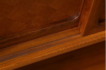 中古　国産　工芸家具　寄木・引き戸　総ケヤキ・中桐材　透かし彫りが愛らしい茶棚(茶箪笥、飾り棚、桐箪笥、桐たんす)(R-038422)