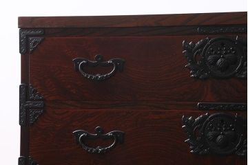 中古　岩谷堂箪笥　当店リメイク　ダイナミックな木目と金具が目を引く脚付き整理箪笥(衣装箪笥、チェスト)(R-038424)
