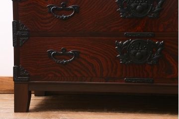 中古　岩谷堂箪笥　当店リメイク　ダイナミックな木目と金具が目を引く脚付き整理箪笥(衣装箪笥、チェスト)(R-038424)
