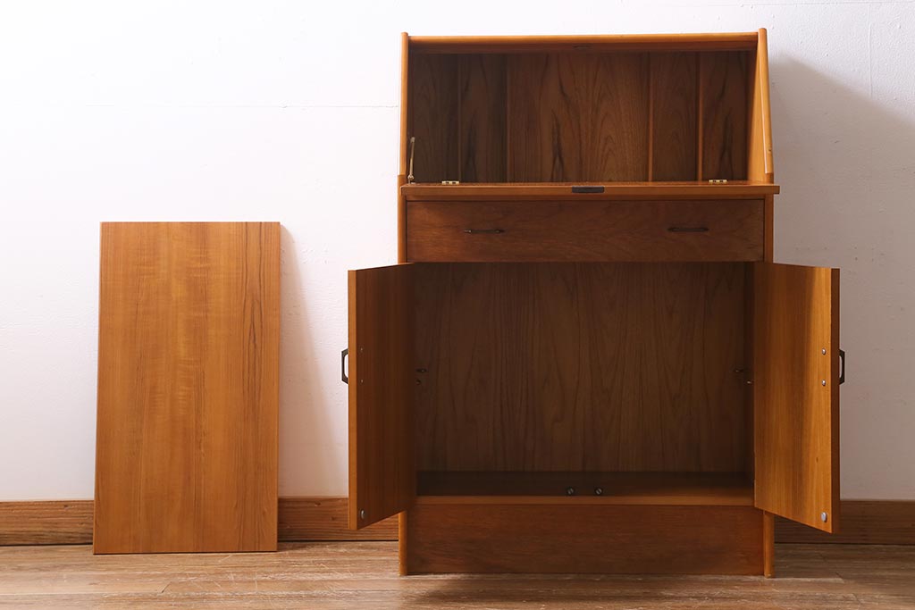 ヴィンテージ家具　北欧ビンテージ　すっきりとした佇まいが魅力のライティングビューロー(簿記机、在宅ワーク、在宅用デスク)(R-038426)