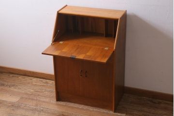ヴィンテージ家具　北欧ビンテージ　すっきりとした佇まいが魅力のライティングビューロー(簿記机、在宅ワーク、在宅用デスク)(R-038426)