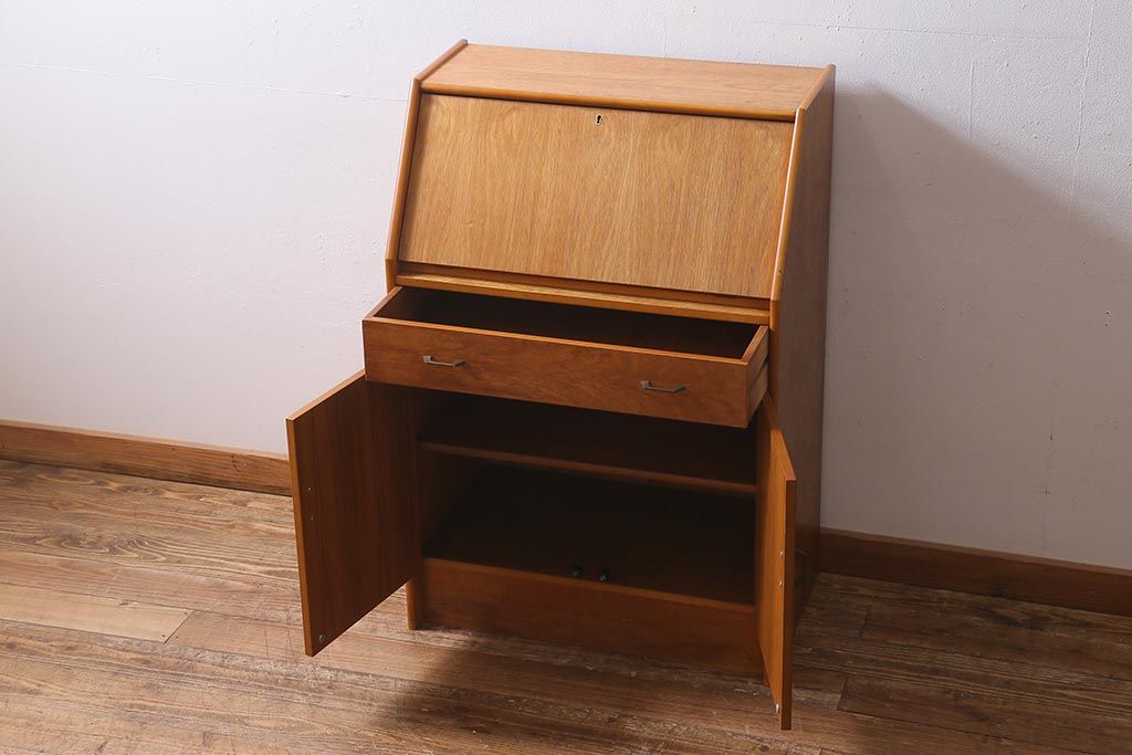 ヴィンテージ家具　北欧ビンテージ　すっきりとした佇まいが魅力のライティングビューロー(簿記机、在宅ワーク、在宅用デスク)(R-038426)