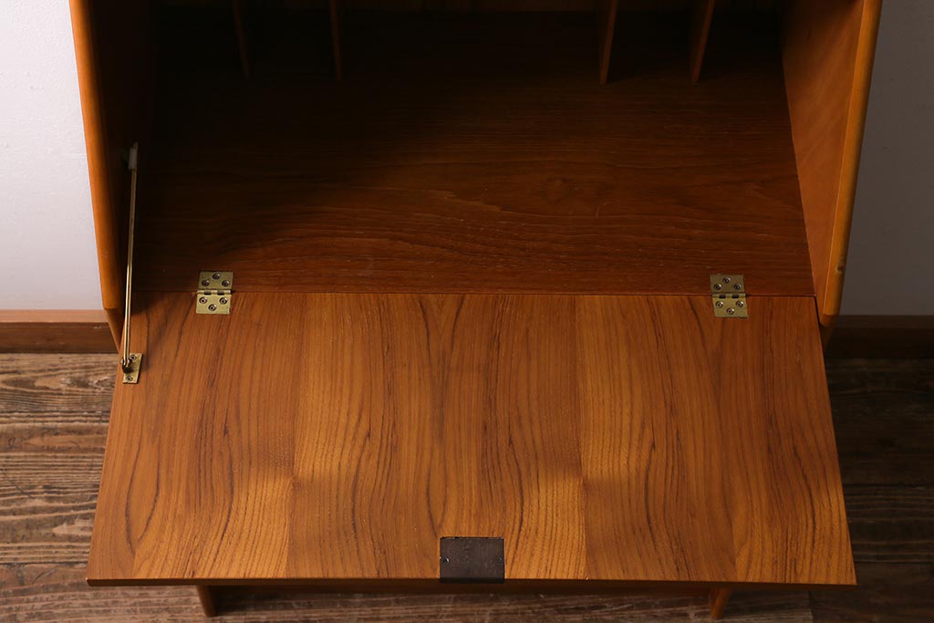 ヴィンテージ家具　北欧ビンテージ　すっきりとした佇まいが魅力のライティングビューロー(簿記机、在宅ワーク、在宅用デスク)(R-038426)