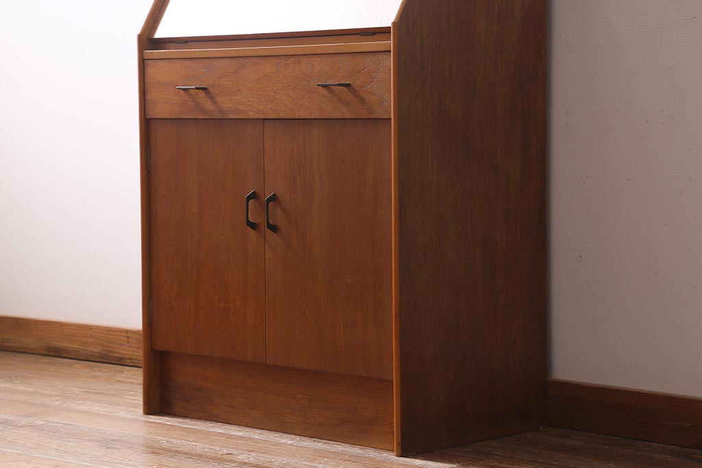 ヴィンテージ家具　北欧ビンテージ　すっきりとした佇まいが魅力のライティングビューロー(簿記机、在宅ワーク、在宅用デスク)(R-038426)