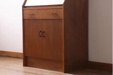 ヴィンテージ家具　北欧ビンテージ　すっきりとした佇まいが魅力のライティングビューロー(簿記机、在宅ワーク、在宅用デスク)(R-038426)