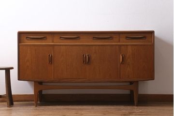 ヴィンテージ家具　北欧ビンテージ　G-PLAN(ジープラン)　Fresco(フレスコ)　スタイリッシュなデザインが魅力のサイドボード(収納棚)(R-038427)