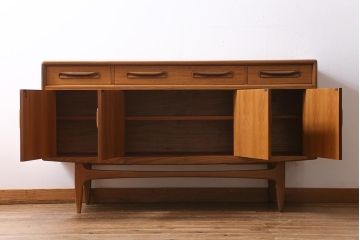 ヴィンテージ家具　北欧ビンテージ　G-PLAN(ジープラン)　Fresco(フレスコ)　スタイリッシュなデザインが魅力のサイドボード(収納棚)(R-038427)
