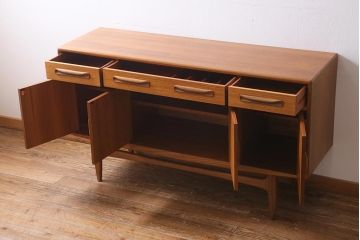 ヴィンテージ家具　北欧ビンテージ　G-PLAN(ジープラン)　Fresco(フレスコ)　スタイリッシュなデザインが魅力のサイドボード(収納棚)(R-038427)