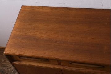 ヴィンテージ家具　北欧ビンテージ　G-PLAN(ジープラン)　Fresco(フレスコ)　スタイリッシュなデザインが魅力のサイドボード(収納棚)(R-038427)