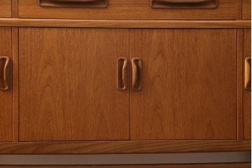 ヴィンテージ家具　北欧ビンテージ　G-PLAN(ジープラン)　Fresco(フレスコ)　スタイリッシュなデザインが魅力のサイドボード(収納棚)(R-038427)