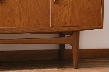 ヴィンテージ家具　北欧ビンテージ　G-PLAN(ジープラン)　Fresco(フレスコ)　スタイリッシュなデザインが魅力のサイドボード(収納棚)(R-038427)