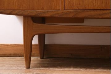 ヴィンテージ家具　北欧ビンテージ　G-PLAN(ジープラン)　Fresco(フレスコ)　スタイリッシュなデザインが魅力のサイドボード(収納棚)(R-038427)