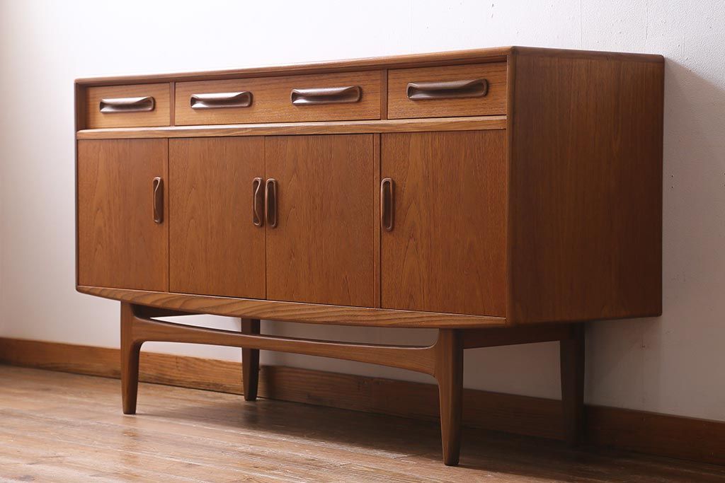 ヴィンテージ家具　北欧ビンテージ　G-PLAN(ジープラン)　Fresco(フレスコ)　スタイリッシュなデザインが魅力のサイドボード(収納棚)(R-038427)