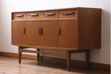 ヴィンテージ家具　北欧ビンテージ　G-PLAN(ジープラン)　Fresco(フレスコ)　スタイリッシュなデザインが魅力のサイドボード(収納棚)(R-038427)