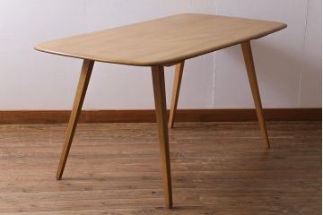 ヴィンテージ家具　イギリスビンテージ　ERCOL(アーコール)　Windsor(ウィンザー)シリーズ　木目の美しさが目を引くダイニングテーブル(プランクテーブル)(R-038428)