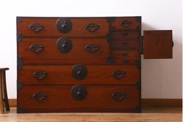 アンティーク家具　明治大正期　前面ケヤキ材・共縁　大きな桜丸金具が目を惹く米沢箪笥(重ね箪笥、衣装箪笥、引き出し)(R-038429)