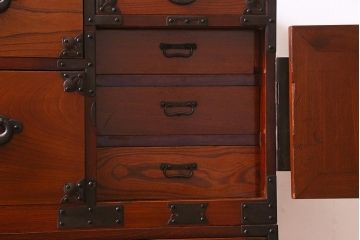 アンティーク家具　明治大正期　前面ケヤキ材・共縁　大きな桜丸金具が目を惹く米沢箪笥(重ね箪笥、衣装箪笥、引き出し)(R-038429)