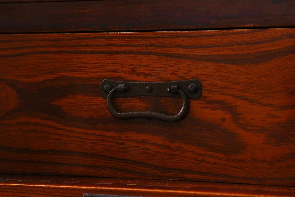 アンティーク家具　明治大正期　前面ケヤキ材・共縁　大きな桜丸金具が目を惹く米沢箪笥(重ね箪笥、衣装箪笥、引き出し)(R-038429)