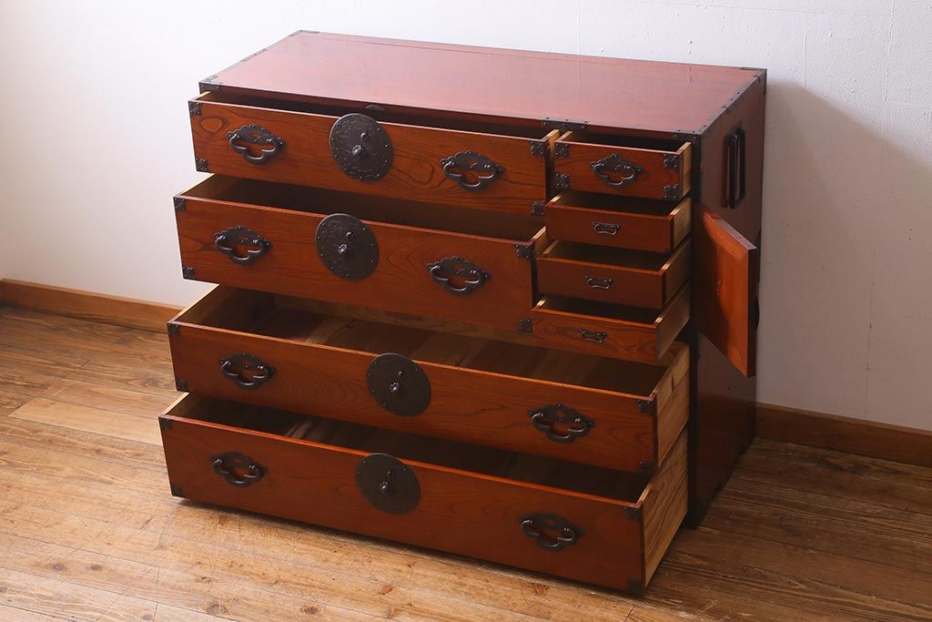 アンティーク家具　明治大正期　前面ケヤキ材・共縁　大きな桜丸金具が目を惹く米沢箪笥(重ね箪笥、衣装箪笥、引き出し)(R-038429)