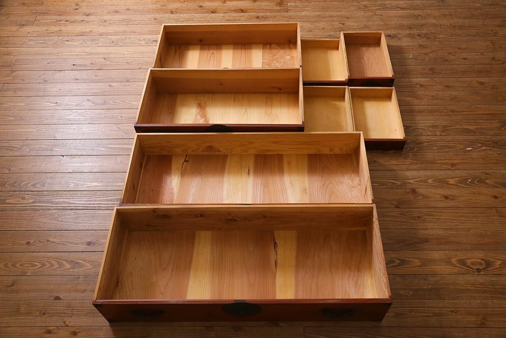 アンティーク家具　明治大正期　前面ケヤキ材・共縁　大きな桜丸金具が目を惹く米沢箪笥(重ね箪笥、衣装箪笥、引き出し)(R-038429)